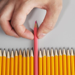 חבילת עפרונות צהובים ועיפרון אדום בולט