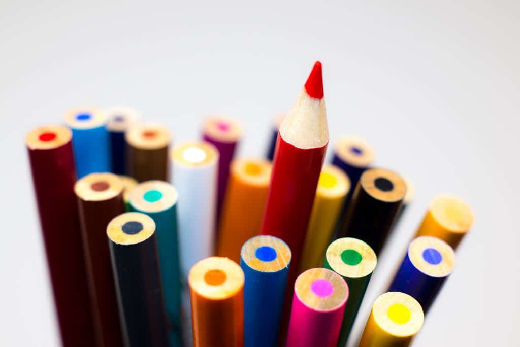חבילת עפרונות צבעוניים ועיפרון אדום מחודד בולט